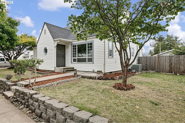 view of front of home featuring a front lawn