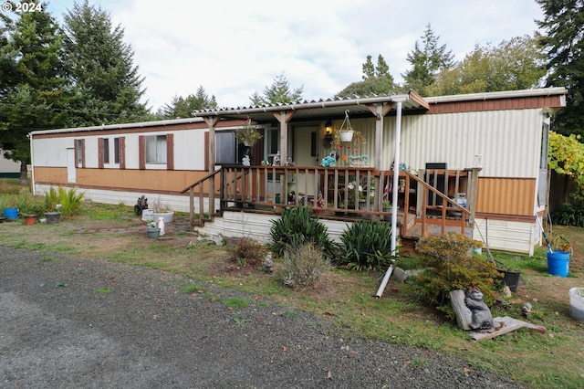 manufactured / mobile home featuring a porch