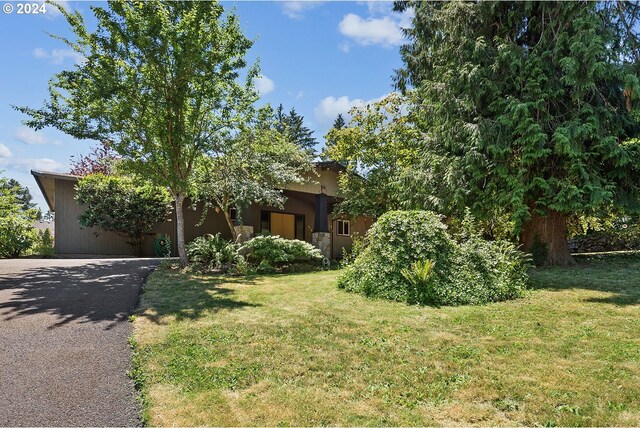 view of front of home featuring a front yard