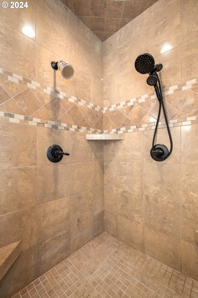 bathroom featuring tiled shower