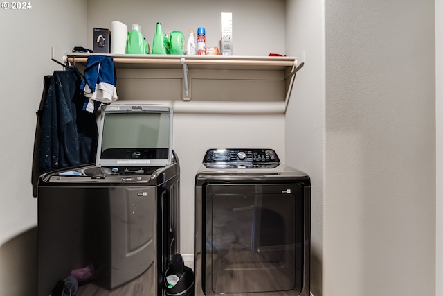 washroom featuring washing machine and clothes dryer