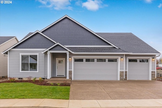 view of front of house featuring a front lawn and a garage