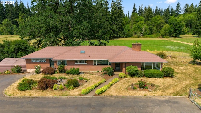 ranch-style house featuring a front yard