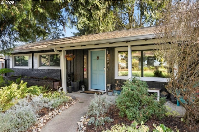 ranch-style house featuring brick siding