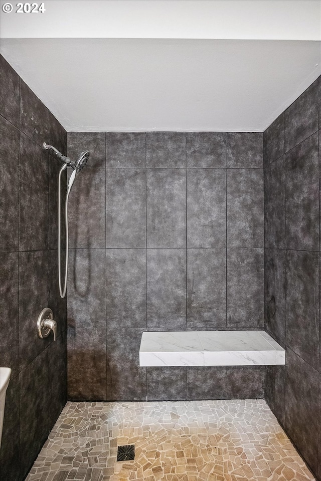 bathroom featuring tiled shower