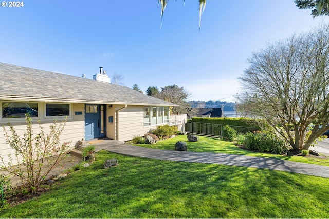 view of front of property featuring a front lawn