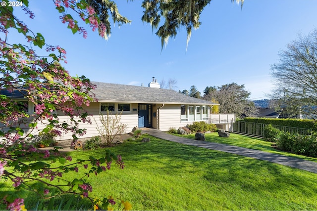 view of front of property with a front yard