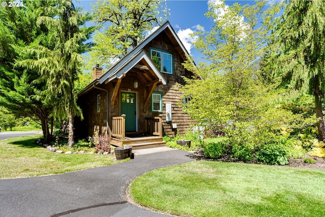 56483 Mckenzie Hwy Unit 20, Mckenzie Bridge, OR 97413 - view of front facade featuring a chimney and a front lawn