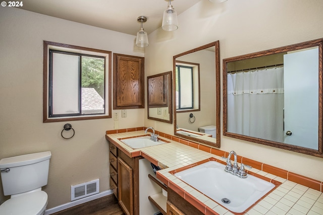 full bathroom with visible vents, a shower with shower curtain, toilet, vanity, and baseboards