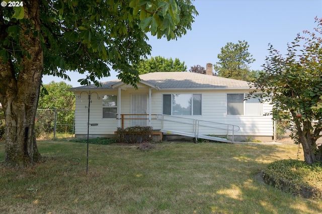 view of front facade with a front yard