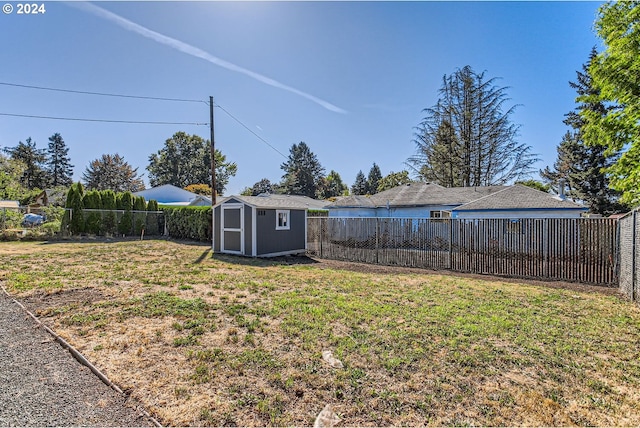 view of yard featuring a storage shed