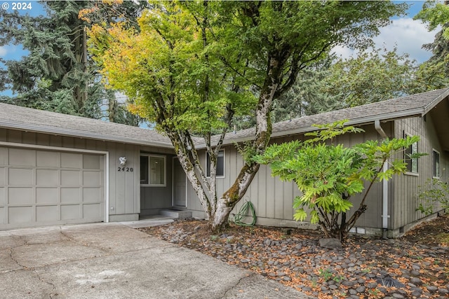 single story home featuring a garage