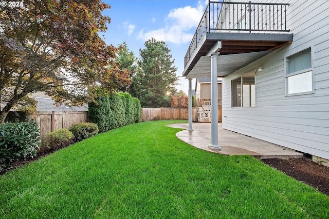 view of yard featuring a patio