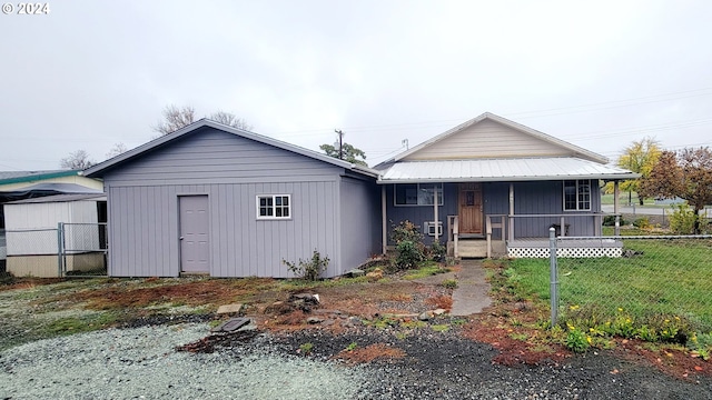 view of front facade featuring a porch and a front lawn