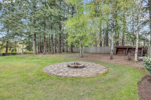 view of yard featuring a fire pit