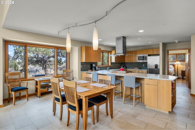 dining space with a barn door, recessed lighting, and independent washer and dryer