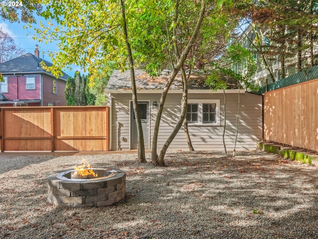 view of yard featuring an outdoor fire pit