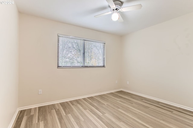 unfurnished room featuring light wood-style floors, baseboards, and a ceiling fan