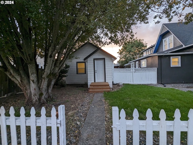 view of front facade with a lawn