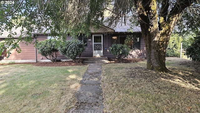 view of front of property featuring a front lawn