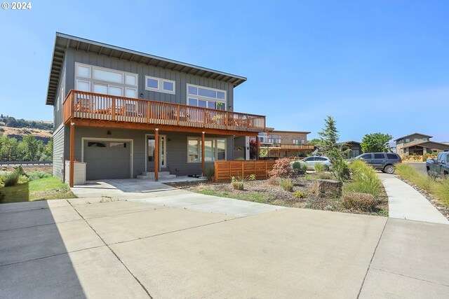 view of front facade featuring a garage