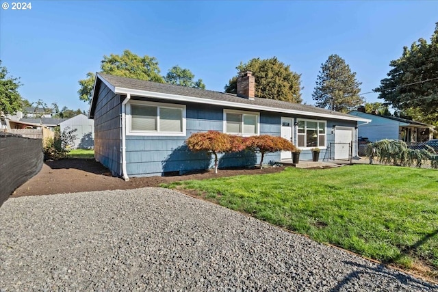 ranch-style home featuring a front lawn