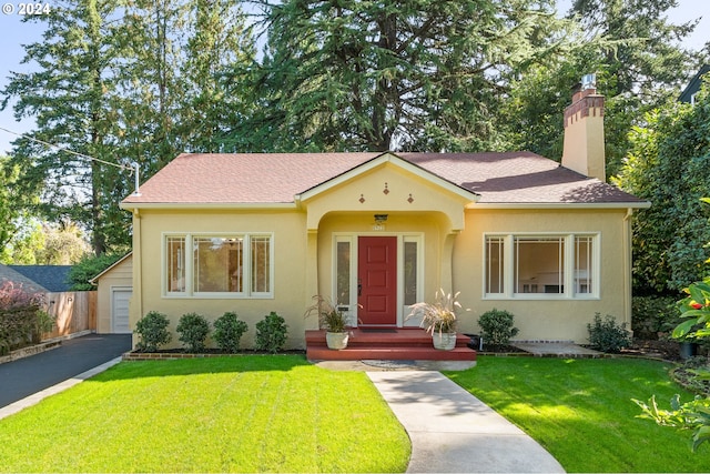 view of front of property with a front yard