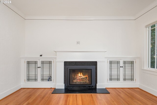 room details with crown molding and hardwood / wood-style floors