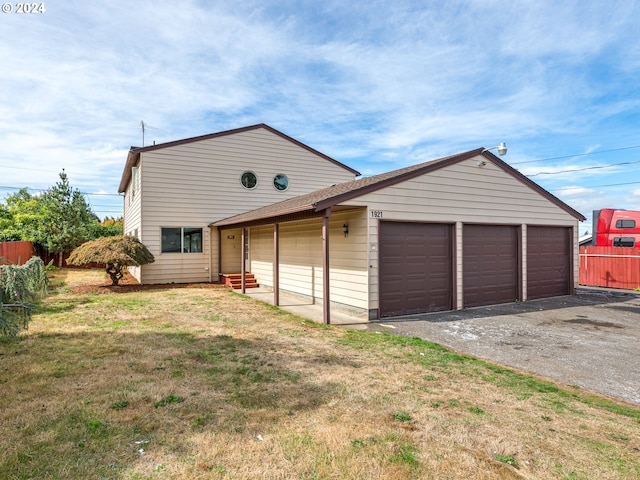 view of front of house featuring a front lawn