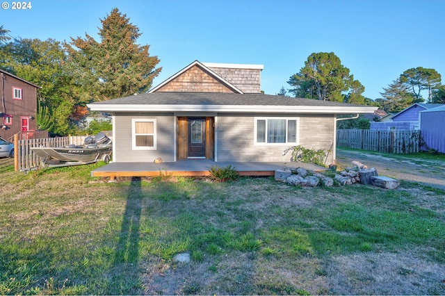 view of front of property featuring a front yard