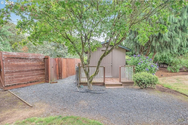 view of yard with a storage shed