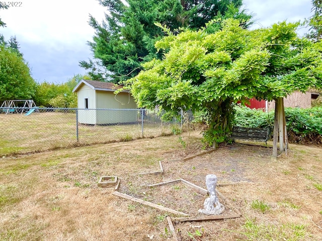 view of yard with a storage shed