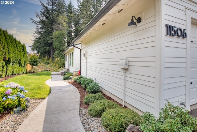 view of side of property featuring a lawn