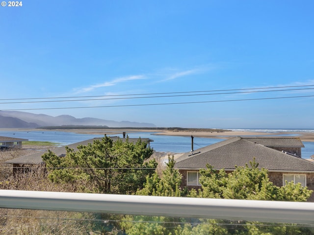 water view with a mountain view