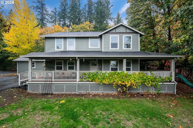 country-style home featuring a front lawn and covered porch