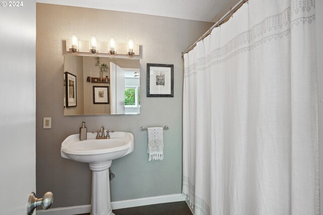 bathroom featuring a textured ceiling