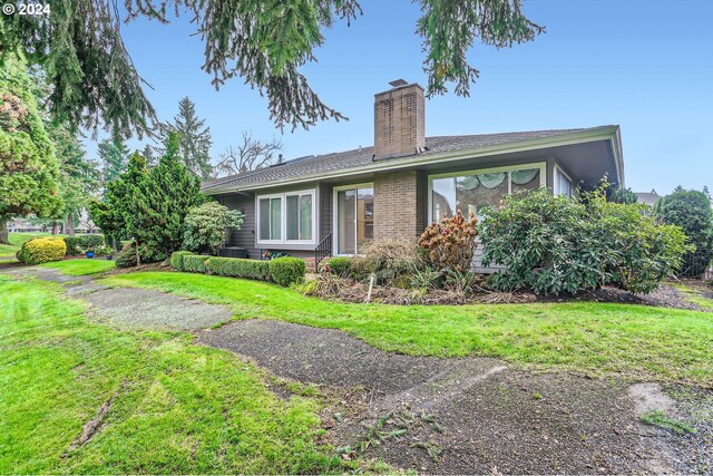 view of front of house with a front yard