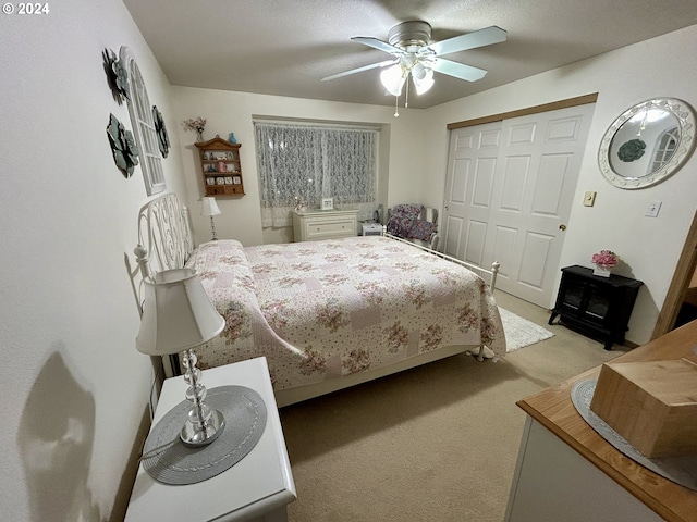 carpeted living room featuring ceiling fan