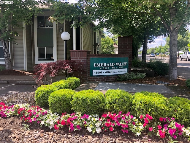 view of community / neighborhood sign