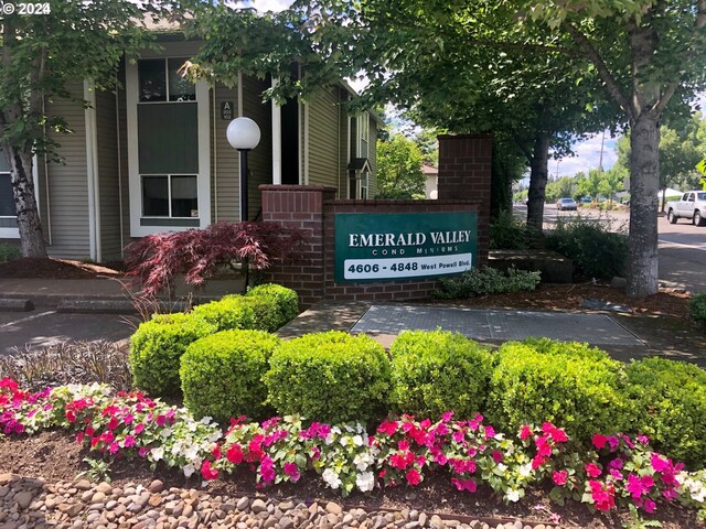 view of community / neighborhood sign