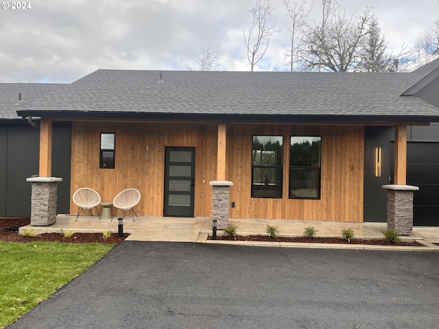 view of front of house featuring a shingled roof