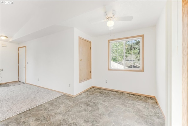 carpeted empty room featuring ceiling fan