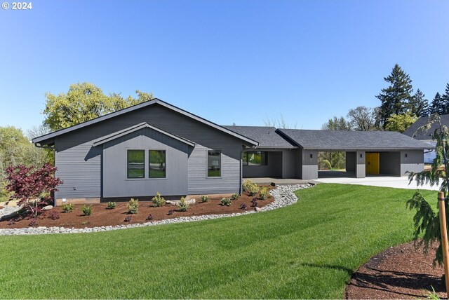 single story home featuring a front lawn