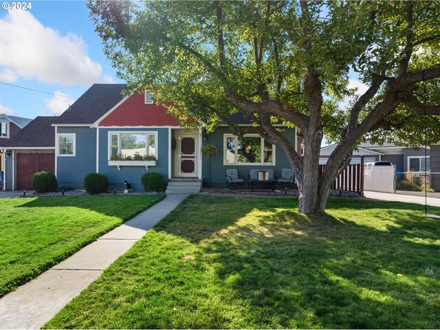 view of front of property featuring a front lawn