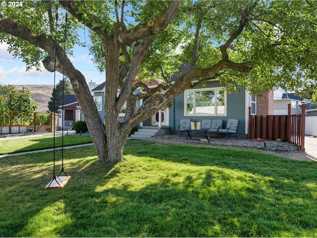 view of front facade featuring fence and a front lawn