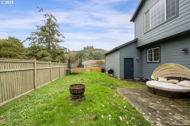 view of yard featuring a fire pit