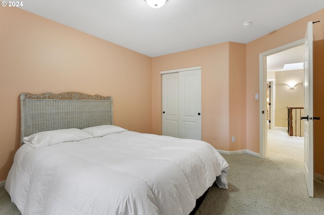 bedroom featuring carpet flooring and a closet