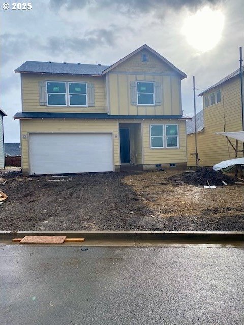 view of front facade with a garage and dirt driveway