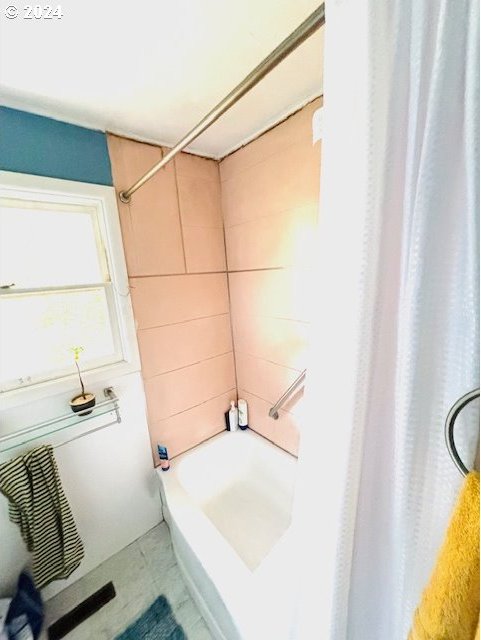 bathroom with shower / tub combo