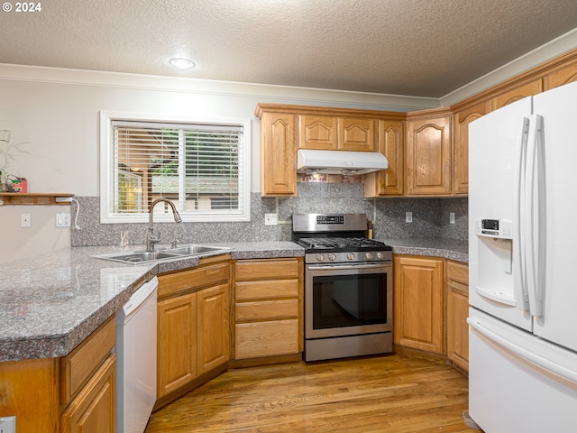 kitchen with white appliances, sink, light hardwood / wood-style flooring, ornamental molding, and a textured ceiling